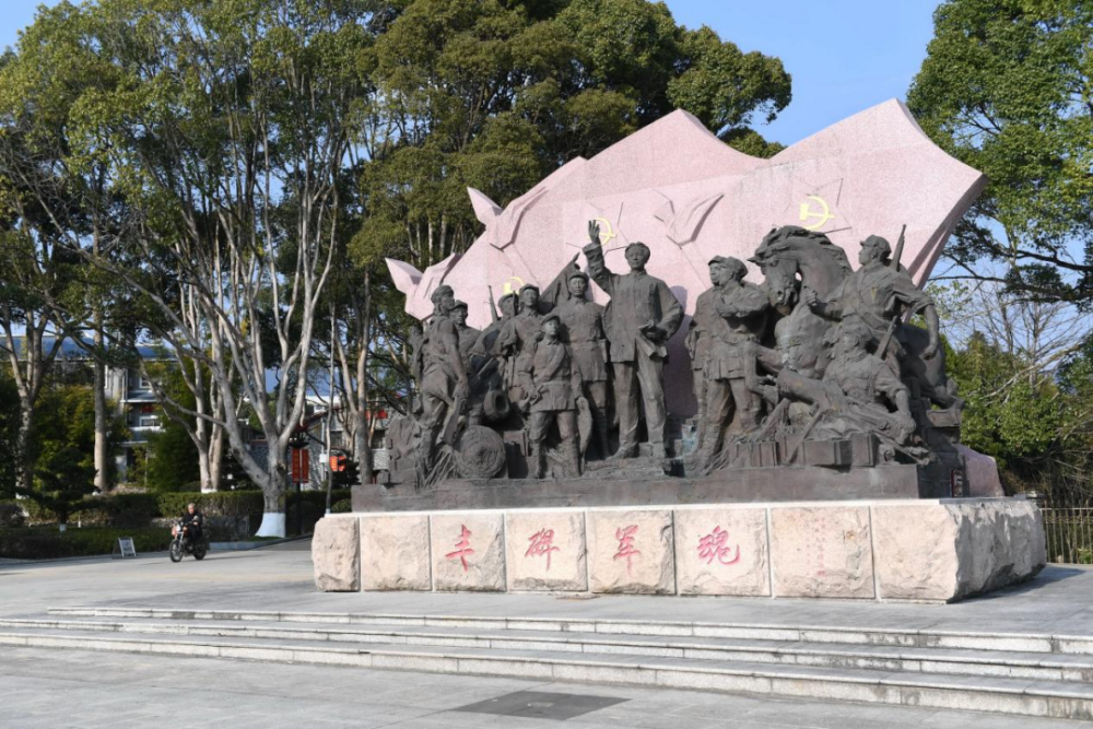 古田會(huì)議紀(jì)念館前的“豐碑軍魂”雕塑群（ 2021年1月25日攝）。新華社記者林善傳攝
